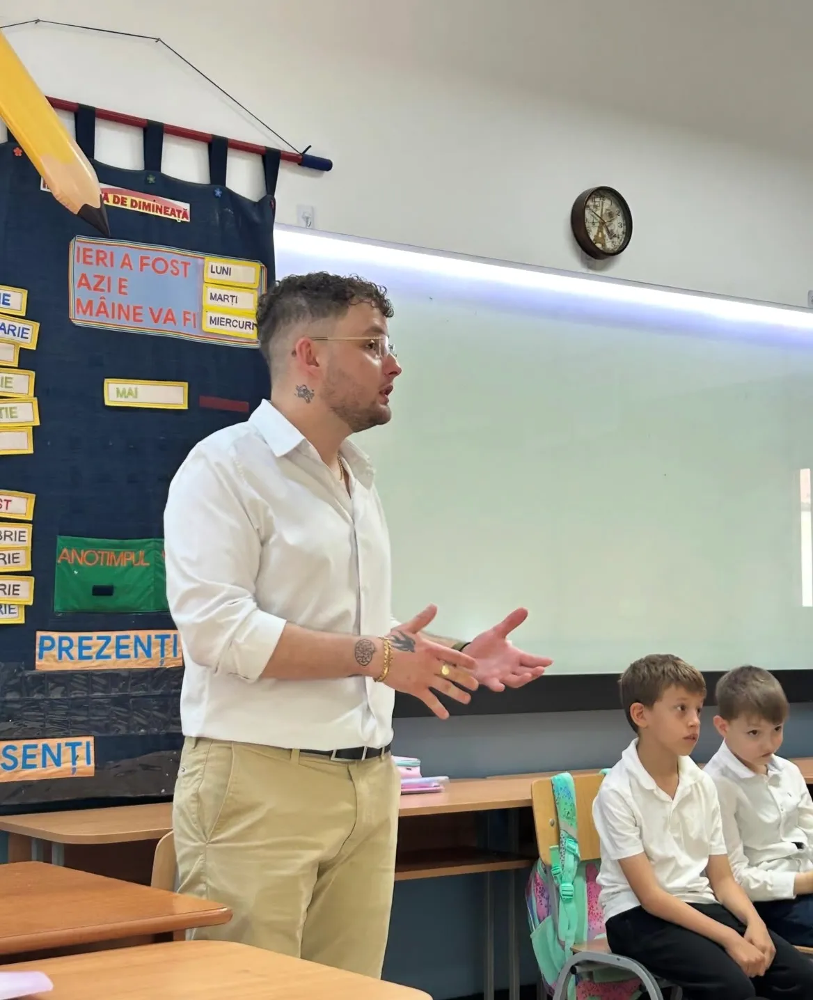 Flaviu Mihăiță susține un atelier despre prevenirea bullying-ului, într-o clasă de școală