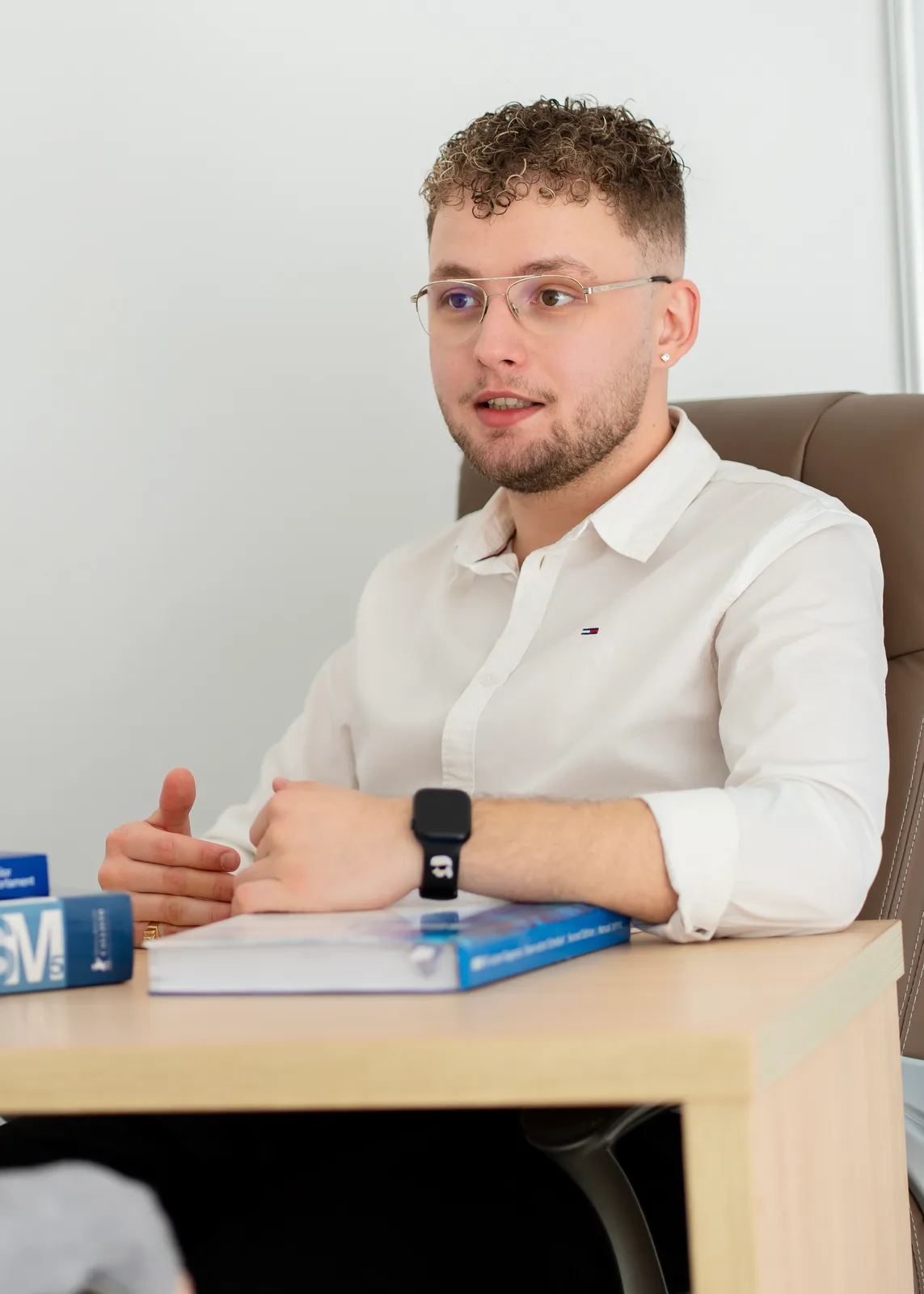 Flaviu Mihăiță, psiholog, în timpul unei ședințe de lucru la cabinet