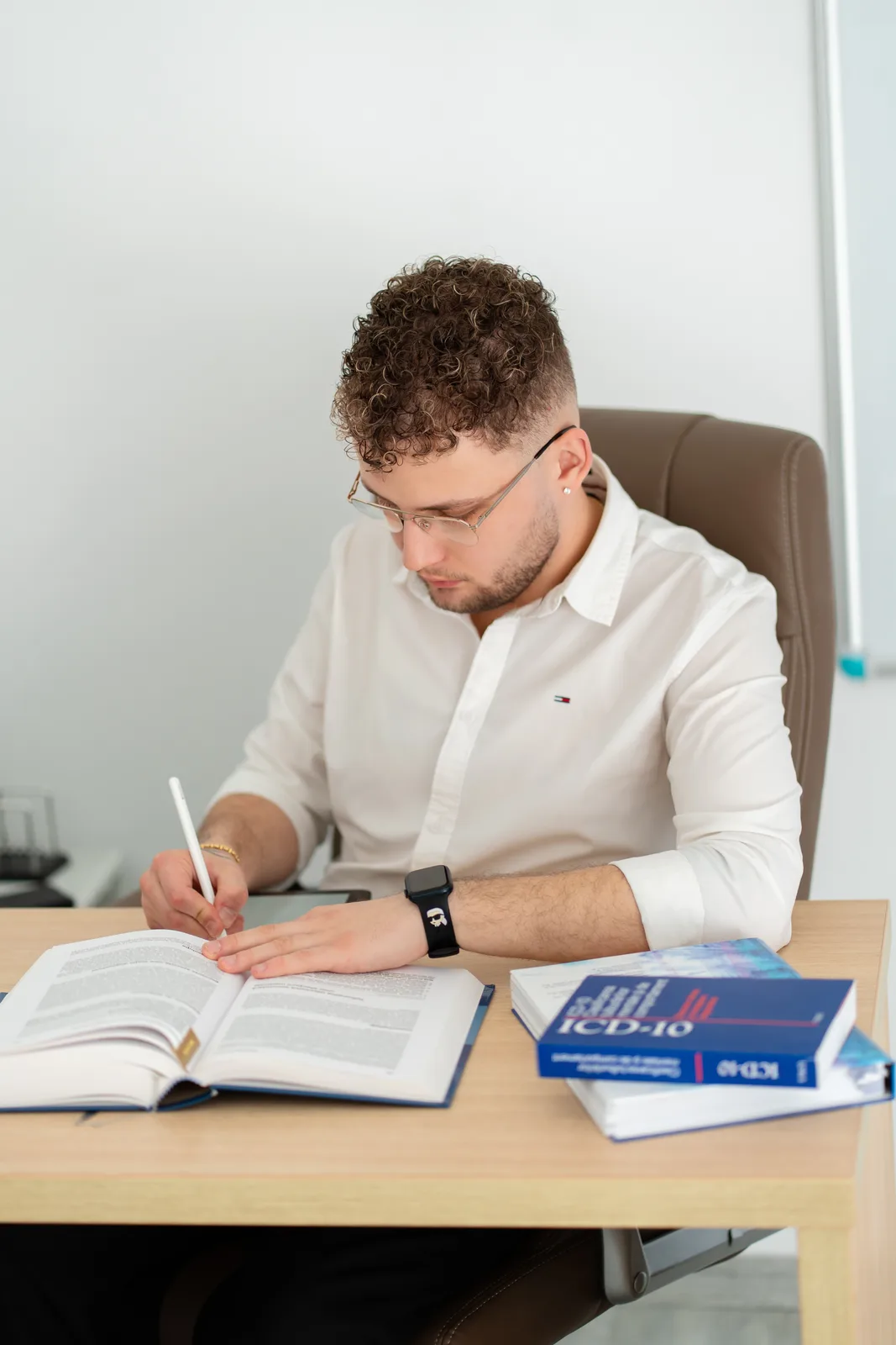 Flaviu Mihăiță, psiholog, notează observații într-o ședință de consiliere