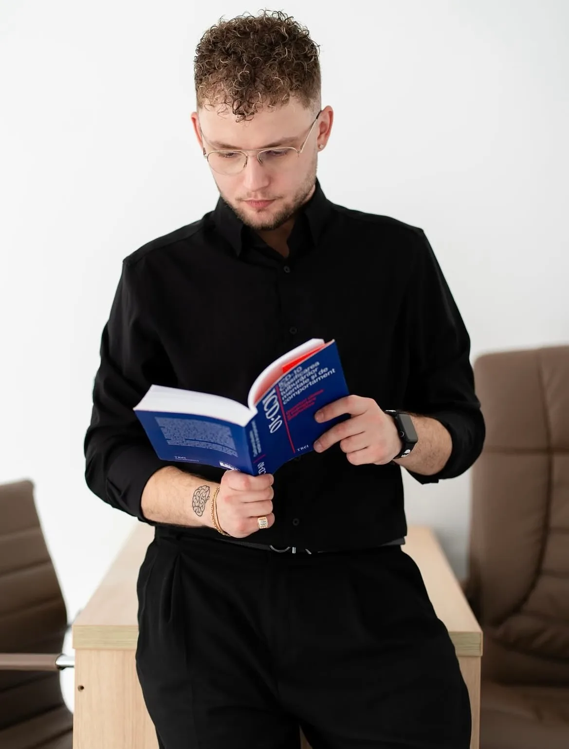 Flaviu Mihăiță, psiholog, răsfoind un manual de clasificare clinică (ICD-10)